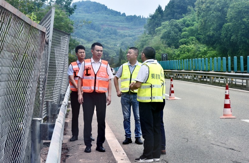 成渝公司黨委書記、董事長羅祖義督導成渝高速一線汛期防治工作
